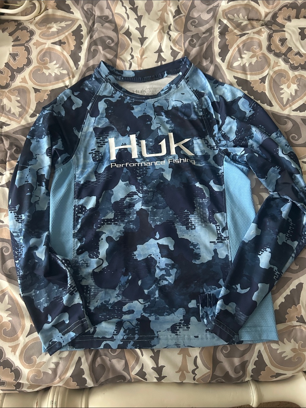 Huk boys youth small Blue Camo Performance Shirt